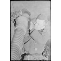 Au sein du Schwere Panzer Abteilung 519, un manque d'équipage d'un Nashorn effectue la maintenance du canon de 8,8 cm.