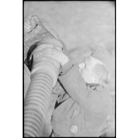 Au sein du Schwere Panzer Abteilung 519, un manque d'équipage d'un Nashorn effectue la maintenance du canon de 8,8 cm.