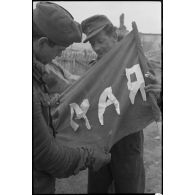 Deux membres de la Panzer-Propagandakompanie 697 viennent de saisir une banderole qui pourrait appartenir à des résistants (partisans).
