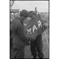 Deux membres de la Panzer-Propagandakompanie 697 viennent de saisir une banderole qui pourrait appartenir à des résistants (partisans).