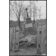 Une tombe surmontée d'une étoile rouge a attiré le reporter.