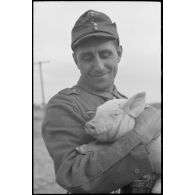 Portrait d'un soldat portant dans ses bras un porcelet.