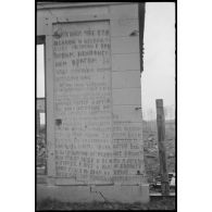 Inscriptions sur le mur d'un bâtiment réalisées par la résistance locale (partisan).