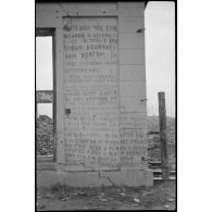 Inscriptions sur le mur d'un bâtiment réalisées par la résistance locale (partisan).