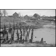 Traversée d'une rivière sur un nouveau pont.