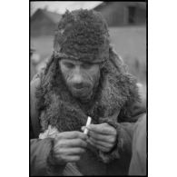 Portrait d'un villageois ou d'un prisonnier requis par les Allemands pour des travaux.