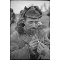 Portrait d'un villageois ou d'un prisonnier requis par les Allemands pour des travaux.