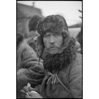 Portrait d'un villageois ou d'un prisonnier requis par les Allemands pour des travaux.