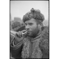 Portrait d'un villageois ou d'un prisonnier requis par les Allemands pour des travaux.