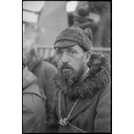 Portrait d'un villageois ou d'un prisonnier requis par les Allemands pour des travaux.