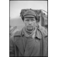 Portrait d'un villageois ou d'un prisonnier requis par les Allemands pour des travaux.