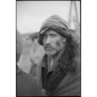 Portrait d'un villageois ou d'un prisonnier requis par les Allemands pour des travaux.