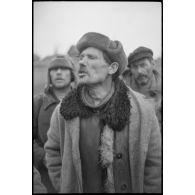 Portrait d'un villageois ou d'un prisonnier requis par les Allemands pour des travaux.