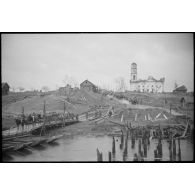 Traversée d'une rivière sur un nouveau pont.