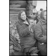 Dans et contre une isba, des femmes, des enfants et des hommes âgés assistent à la lente retraite des fantassins allemands.