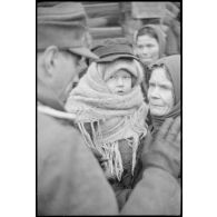 Dans et contre une isba, des femmes, des enfants et des hommes âgés assistent à la lente retraite des fantassins allemands.