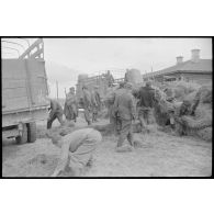 Un magasin d'approvisionnement de l'armée allemande où des civils sont employés.