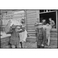 Déchargement de camions par des soldats allemands et des civils requis.