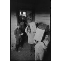 Déchargement de camions par des soldats allemands et des civils requis.