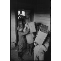 Déchargement de camions par des soldats allemands et des civils requis.