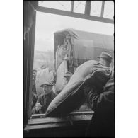 Déchargement de camions par des soldats allemands et des civils requis.