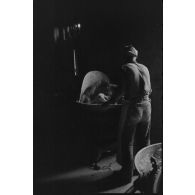 Des boulangers allemands au travail.