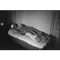 Portrait d'un soldat allemand sur son lit d'hôpital, il pourrait s'agir d'un membre de la Panzer-Propagandakompanie 697.