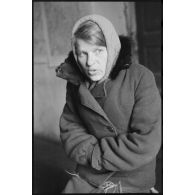 Portrait d'une jeune femme répondant à des questions, il pourrait s'agir d'un interrogatoire.