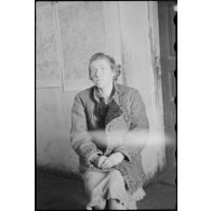 Interrogatoire de femmes et d'un homme.