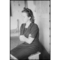 Portrait d'une femme lors d'un entretien qui pourrait s'apparenter à un interrogatoire.