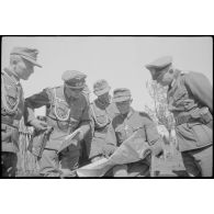 Un lieutenant-colonel (Oberstleutnant) étudiant une carte avec des officiers des troupes de montagne (Gebirgsjäger).