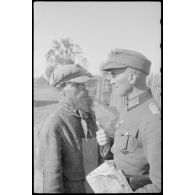 Un lieutenant-colonel (Oberstleutnant) échange un homme âgé.