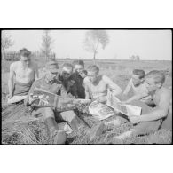 Un lieutenant-colonel (Oberstleutnant) et des membres de la Pz.PK.697 lisant une version soviétique de "Signal".