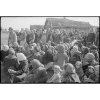 Un officier supérieur inspecte le front, les villageois semblent avoir été rassemblé pour la venue de l'autorité allemande