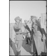 Un officier supérieur inspecte le front, il est salué par l'Oberstleutnant.