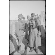 Un officier supérieur inspecte le front, il est salué par l'Oberstleutnant.