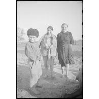 Le reporter se focalise sur des jeunes femmes et un garçon.