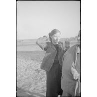 Le reporter se focalise sur des jeunes femmes.