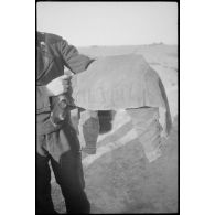 La veste d'une jeune femme interesse tout particulièrement le photographe, elle a été confectionnée dans un sac de la poste allemande.