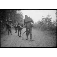 Recherches de mines (Minensuchgerät "Wien 41").