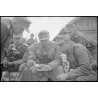 Un briefing autour d'un colonel (Oberst).