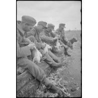 Des fantassins allemands plument des poulets.