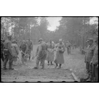 Dernières finitions sur un pont en bois, les officiers allemands semblent vérifier l'ouvrage.