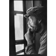 Portrait d'un villageois dans sa maison.