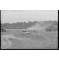 Un semi-chenillé Sd.kfz.253 de la Panzer-Propagandakompanie 697 équipé d'un haut-parleur.