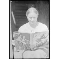 Lecture de la version russe du magazine "Signal" (ou Signal Ost).