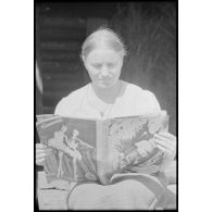 Lecture de la version russe du magazine "Signal" (ou Signal Ost).