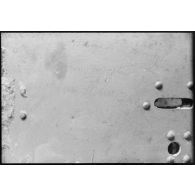 Inscriptions réalisées à la main sur des plaques métalliques, malheureusement assez peu lisibles.