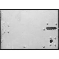 Inscriptions réalisées à la main sur des plaques métalliques, malheureusement assez peu lisibles.