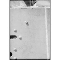 Inscriptions réalisées à la main sur des plaques métalliques, malheureusement assez peu lisibles.